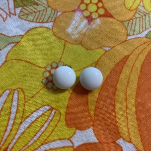 Boucles d’oreilles pastilles blanches Perles de verre Vintage Ancien