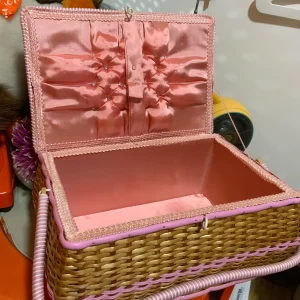 Magnifique Panier Boîte a couture en Soie Rose Vintage